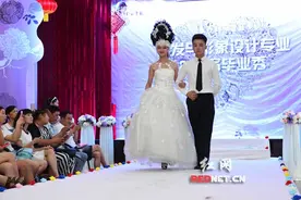 长沙财经学校：学生着自创造型走T台图片