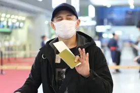 吴奇隆全副武装现身机场 装扮老气一脸疲倦图片