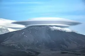 意大利埃特纳火山顶惊现怪异“飞碟云”（组图)图片