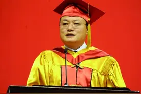 毕业典礼上，山大校长鞠躬道歉 称住宿的条件让人“黯然神伤”，自习室经常“一座难求”图片