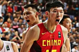 姚明：周琦可穿火箭11号球衣图片