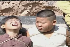 斋藤带大部队进鬼不灵：打枪的不要，悄悄地进村！
