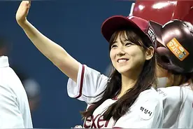 李海仁、李秀贤任职棒球开球嘉宾 拉拉队女郎短裙翻飞热辣助阵图片