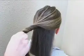 教你正确给宝贝女儿做波浪卷发型，做出来自然又时尚！视频封面