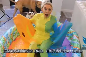 小姐姐在彩虹泥里泡澡，分分钟沾满全身！出来的时候太酷炫了！视频封面
