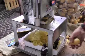 油炸旋转土豆片，每天可以卖几桶土豆，还有奇怪的紫色土豆！