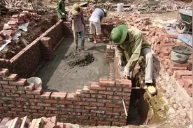 农村用砖和砂浆建造水池的过程视频封面