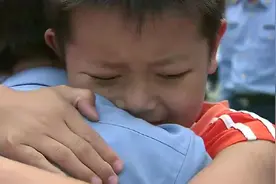 军人妈妈从抗战一线活着回来了，儿子哭着抱着妈妈，泪流满面视频封面