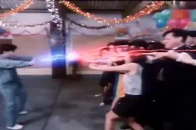 猛鬼和训练营男女玩老鹰捉小鸡，陈百祥却藏桌底下真没意气！视频封面