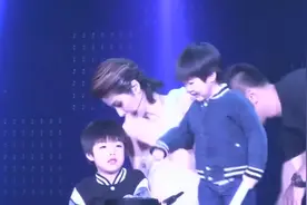 陈慧琳演唱会，两儿子上台助阵，唱完不肯回家，萌爆现场视频封面