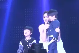 陈慧琳演唱会，两儿子上台助阵，萌爆现场视频封面
