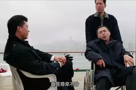 坐在轮椅上的是大哥成，此人是唯一可以把赌神手中的牌换掉的人视频封面