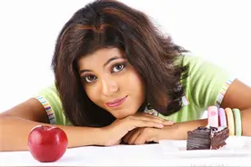 新疆葡萄干 在阴影下晾干的葡萄果实图片