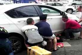 谢谢善良的陌生人！湖北女子被压车底 周围群众抬车救人视频封面