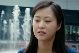 当孩子紧紧的抓住妈妈的手时，做母亲的激动不已视频封面
