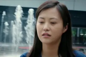 当孩子紧紧的抓住妈妈的手时，做母亲的激动不已视频封面
