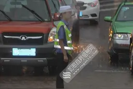 95后女交警雨中赤脚执勤 暴雨中淋雨疏导交通令人动容图片