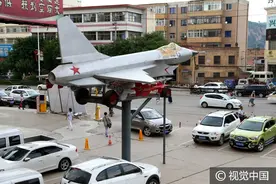 甘肃平凉一商家花万元定制“歼10战斗机”模型招揽人气图片