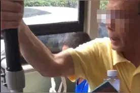 气人！老人为让男童让座竟一屁股坐在他身上图片
