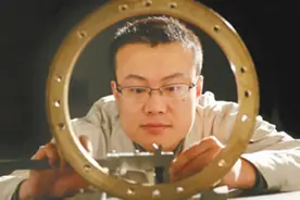 他的指纹几乎磨平 只为练就“微米级”的触觉大国工匠图片