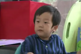 书俊见爸爸生气，故意向爸爸撒娇，书言也跟着学起来