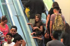 男朋友被美女当面搭讪，你会怎么办？国外女生反应亮了视频封面