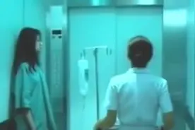 电梯监控拍的一幕，护士吓得已经不行了！图片
