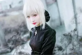 黑化亚瑟王Saber同人霸气美女Cosplay图片
