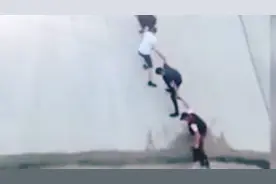 年轻小伙们手拉手救出即将被大水冲走的小狗，为他们点赞图片