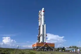 长征七号运载火箭在海南文昌航天发射场点火升空图片