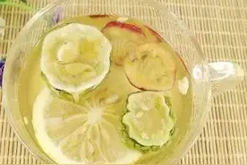 99%人还不知道！苦瓜片泡水的各大奇效~图片