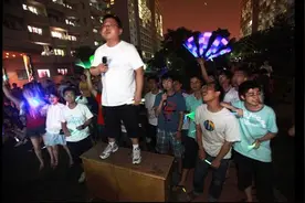 半夜时的男生宿舍图片