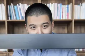 “民谣王子”马頔直播  倾情演绎民谣《南山南》图片