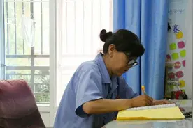 宿管阿姨，一个你最不想也不敢得罪的人，否则你就等着被拆散吧！图片
