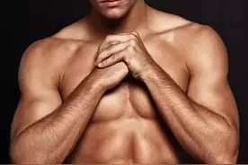 让男人胸肌快速增大的秘籍 一只手握不住它图片