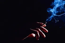 与众不同的抽烟方法你知道吗？图片