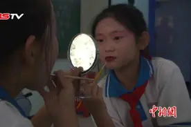 小学生课堂上画脸谱唱京剧视频封面