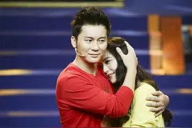 宛如连体婴！范冰冰李晨在火车上都搂着腰 同回青岛疑好事将近图片