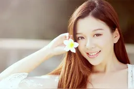 她单独去相亲，却被对方灌醉，她面色潮红，被人扶到房间去10图片