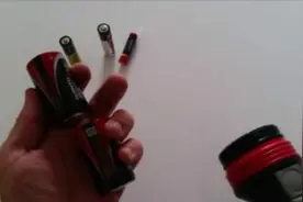只有一颗电池也能让手电筒正常使用，他的这个办法值得大家学习图片