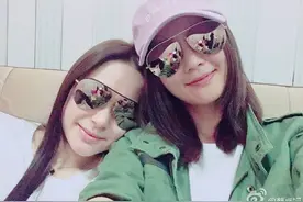 阿sa微博晒与阿娇墨镜情侣自拍 阿娇一脸娇羞幸福感十足图片