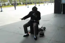 街头实拍：一老大爷拉二胡，听醉四方游客！图片