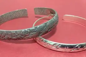 为什么银手镯，饰品戴几天就变黑，而别人越戴越白？小郑为你解答视频封面