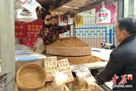 探访“妙龄女机器人” 推磨十三香   只许看不许摸图片