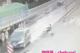 车祸GIF：电动车男被卡车碾爆头部，画面残忍！图片