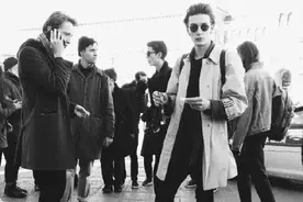 喜欢上了一起玩了十几年的好闺蜜的初恋男友，该不该在一起？图片