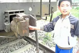 拍客：深入浅出的讲解火车车钩的原理，这东北小伙子真可以！图片
