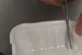 食品塑料包装盒用完先别急着丢，它其实比清洁剂还好用图片