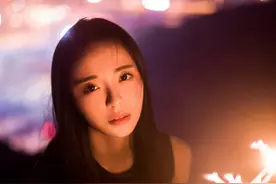 李莎旻子烟花写真浓郁忧郁美，网友：湖南台最爱拍照的主持人图片