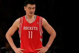 姚明童年趣事戴红领巾时就一米九六图片